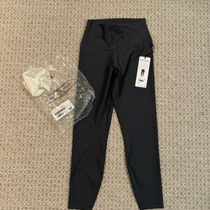 New with tags! Alo 7/8 High-Waist Airlift Legging. Size small. Color-Abthracite.